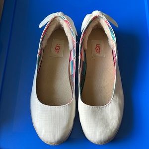 UGG Ballet Flat with Bow on Heel Cream Linen Like Fabric size 8